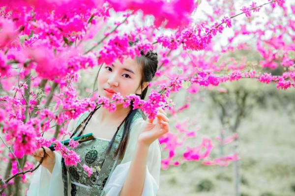 The man came to talk for a long time. Tang Qinling said, If the sunrise is around, I’ll ask her to answer the phone.